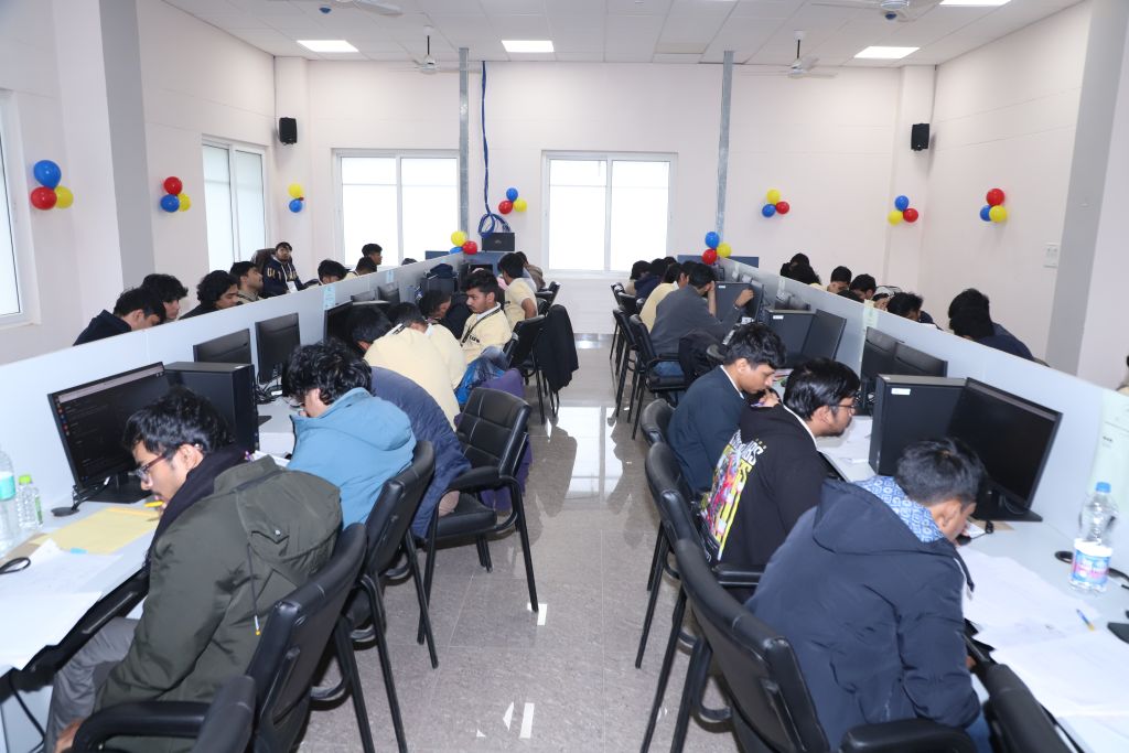 Wide view of the ICPC Kanpur contest lab
